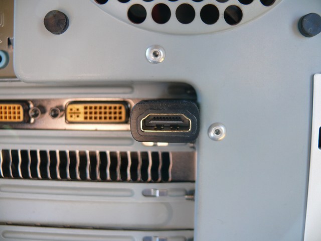 PC ケースと干渉する HDMI ミニ変換アダプタ